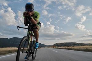 atleta de triatlo andando de bicicleta foto