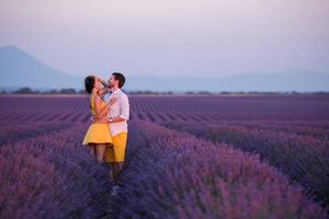 casal no campo de lavanda foto