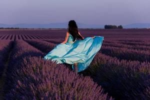 mulher no campo de flores de lavanda foto