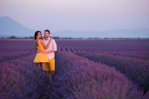 casal no campo de lavanda foto