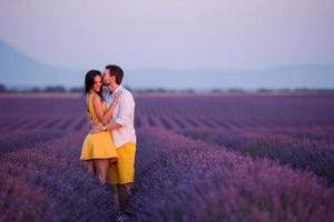 casal no campo de lavanda foto