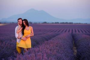 casal no campo de lavanda foto