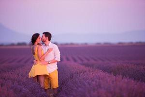 casal no campo de lavanda foto