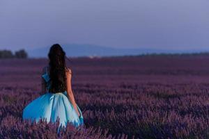 mulher no campo de flores de lavanda foto