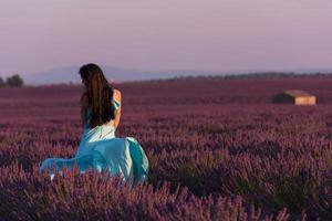 mulher no campo de flores de lavanda foto