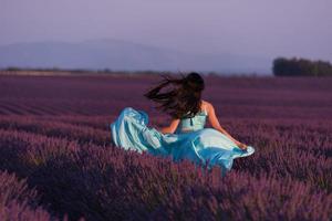 mulher no campo de flores de lavanda foto