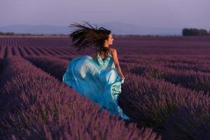 mulher no campo de flores de lavanda foto