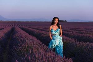 retrato de mulher no campo de flores de lavanda foto