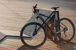 bicicleta esportiva ao ar livre para suas viagens e aventuras. bicicleta de corrida fora sem pessoas. ciclismo e conceito de transporte ecológico. foto
