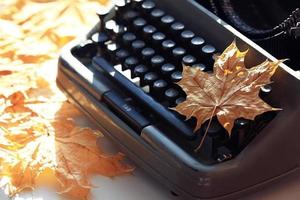 outono de conceito de máquina de escrever antiga