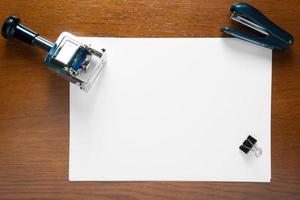 carimbo e folha de papel em branco em uma mesa de escritório foto
