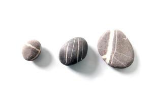 .zen pedras com reflexo isolado foto