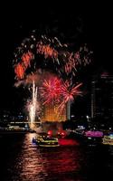 fogos de artifício no rio no céu escuro foto