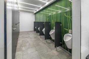 banheiro elegante interior no banheiro público moderno foto