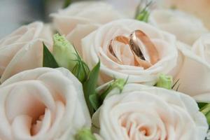 buquê de casamento brilhante de flores de verão com anéis de casamento foto