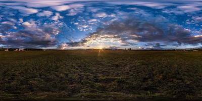 panorama hdri esférico completo sem costura vista de ângulo de 360 graus entre campos no pôr do sol da noite de verão com belas nuvens em projeção equirretangular, pronto para realidade virtual vr ar foto