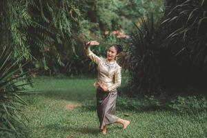 lindas garotas tailandesas usam trajes tailandeses e dança tailandesa. foto