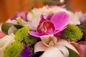 buquê de casamento brilhante de flores de verão com anéis de casamento foto