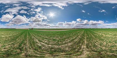 panorama hdri esférico completo sem costura visão de ângulo de 360 graus entre os campos na primavera com nuvens incríveis em projeção equirretangular, pronto para conteúdo de realidade virtual vr ar foto