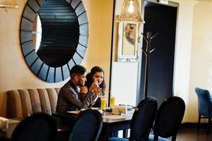 lindo casal indiano apaixonado, veste saree e terno elegante, posou no restaurante. foto