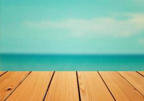 mesa de deck de madeira vazia sobre fundo do mar, conceito de verão foto