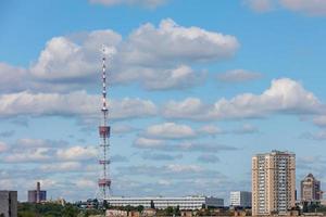 torre de televisão e centro de televisão em kyiv contra um céu azul nublado. foto