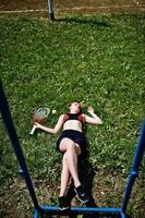 jogador de tênis de mulher bonita esporte com raquete em traje sportswear. foto