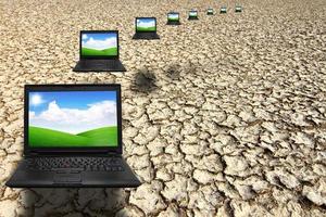 laptop demonstra em terra árida foto