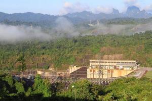 barragem elétrica de energia hidrelétrica na tailândia foto