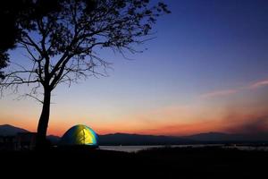 acampamento ao lado do lago, parque nacional, tailândia foto