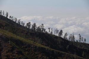 vista da floresta tropical com caminho para o vulcão kawah ijen, leste de java, indoneisa foto