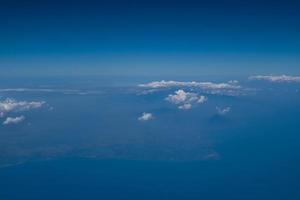 céu azul e nuvens no avião foto