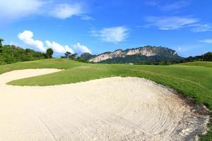 belo campo de golfe. foto