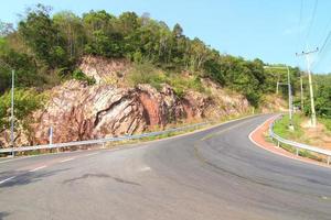 estrada de asfalto para longe foto