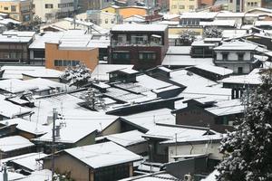 vista da cidade takayama no japão na neve foto