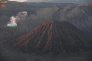 nascer do sol no vulcão do monte bromo, leste de java, indonésia. foto