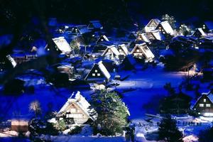 iluminação de shirakawago, japão foto