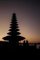 silhueta pura do templo ulun danu foto