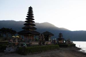 Templo de pura ulun danu em um lago beratan. bali foto