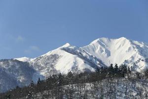 montanha coberta de neve em takayama japão foto