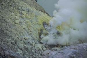 Vulcão kawah ijen em Java Oriental, Indonésia foto