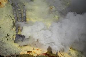 mina de enxofre dentro da cratera do vulcão ijen, leste de java, indonésia foto