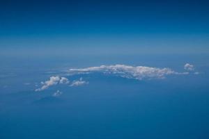 céu azul e nuvens no avião foto