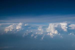 muitas nuvens no céu azul foto