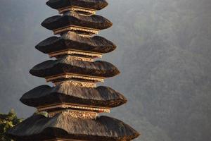 Templo de pura ulun danu em um lago beratan. bali foto