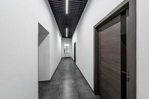 corredor vazio branco para escritório de quarto no interior de apartamentos modernos, escritório ou clínica foto