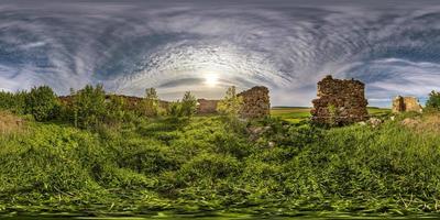 panorama hdri sem costura esférico completo vista de ângulo de 360 graus perto das paredes do prédio de fazenda de pedra arruinado abandonado com nuvens noturnas em projeção equirretangular, conteúdo de realidade virtual vr ar. foto