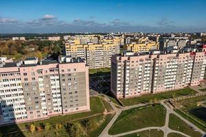 vista panorâmica no novo bairro arranha-céus área de desenvolvimento urbano bairro residencial em dia ensolarado de outono a partir de uma vista aérea. foto