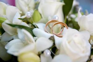 buquê de casamento brilhante de flores de verão com anéis de casamento foto