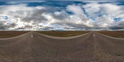 panorama hdri esférico completo sem costura vista de ângulo de 360 graus na estrada de asfalto entre campos no dia de outono com belas nuvens em projeção equirretangular, pronto para conteúdo de realidade virtual vr ar foto